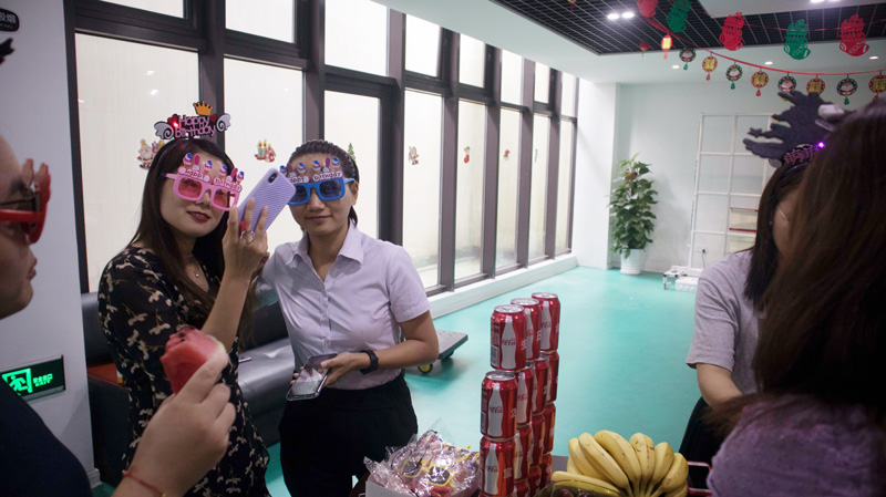 八月集體生日會 | 與久違的祝?；馃嵯嘧?  src="/uploads/allimg/210903/1-210Z3141922452.jpg" /></p>
<p>籌備組在準備美食之余，還給大家準備了活動道具。小哥哥小姐姐們戴上繽紛可愛的道具拍起照來。</p>
<p><img alt=