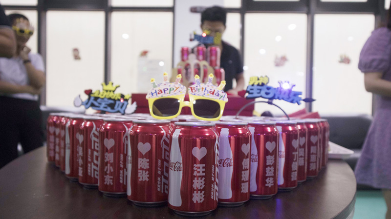 八月集體生日會 | 與久違的祝?；馃嵯嘧?  src="/uploads/allimg/210903/1-210Z3141I4337.jpg" /></p>
<p>此次集體生日會，是今年疫情以來寶開舉辦的第一場生日會。雖是寶開企業文化建設的常規活動，由寶開工會和人事行政部組成的籌備組也希望帶來一些不一樣的“新意”和“心意”，此次特別為所有寶開成員定制了專屬可樂。</p>
<p><img alt=