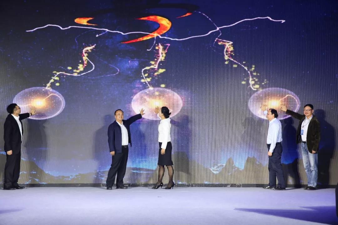 寶開領(lǐng)導(dǎo)張振林、王雷受邀出席 | 2018湖南大美服飾供應(yīng)鏈高峰論壇圓滿舉行！